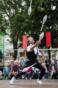 Jongleur mit Kegeln auf dem LA STRADA Festival in Bremen
