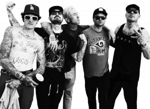 Hollywood Undead trit zusammen mit Papa Roach im Pier 2 am 19. Juni auf.