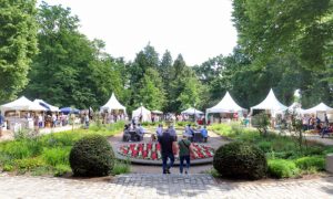 Vielfalt und Genuss in romantischer Kullisse bietet das Etelser Schlossgartenfest.