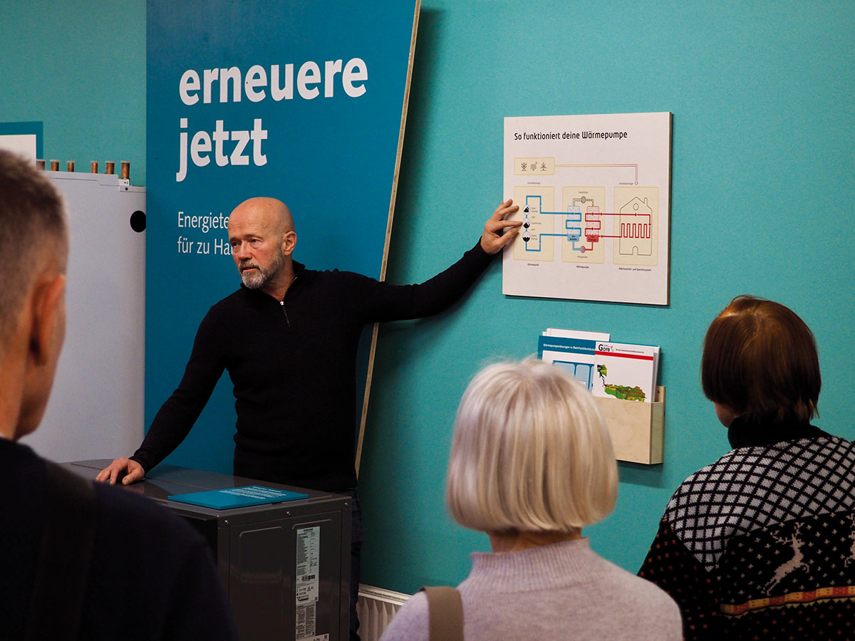 Berater Michael Krüder erklärt die technische Funktion einer Wärmepumpe
