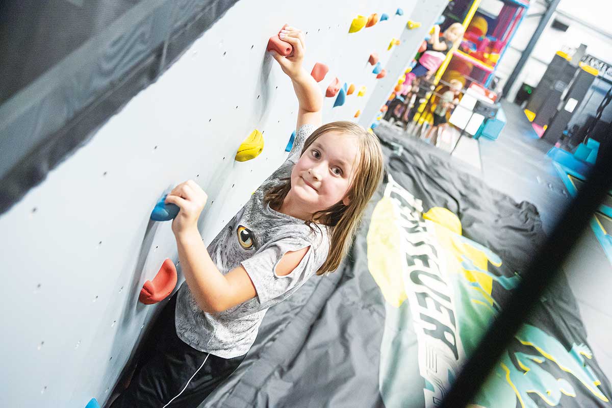 Mädchen an der Kletterwand