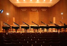 Neue Töne im Sendesaal Bremen Diverse Flügel stehen auf der Bühne des Sendesaals Bremen