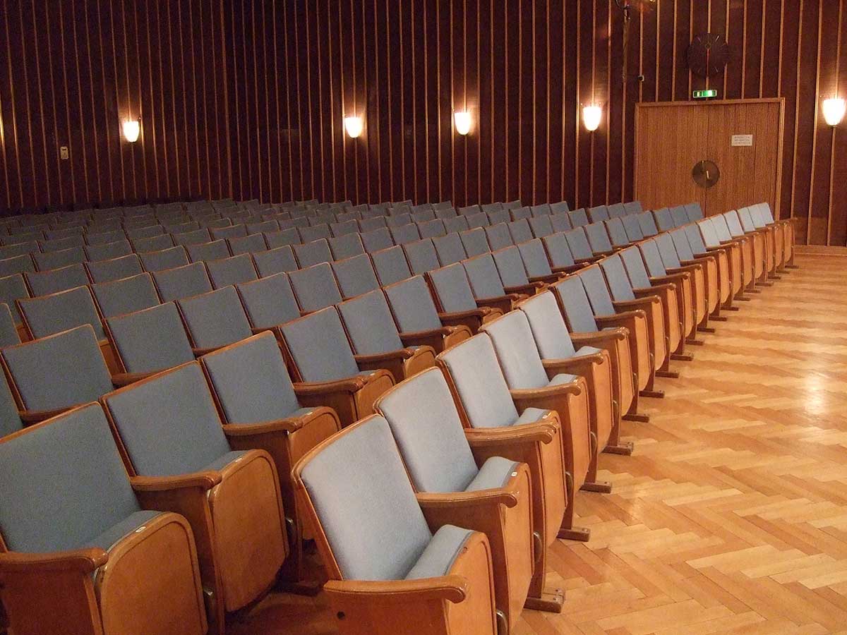 Stühle im Sendesaal