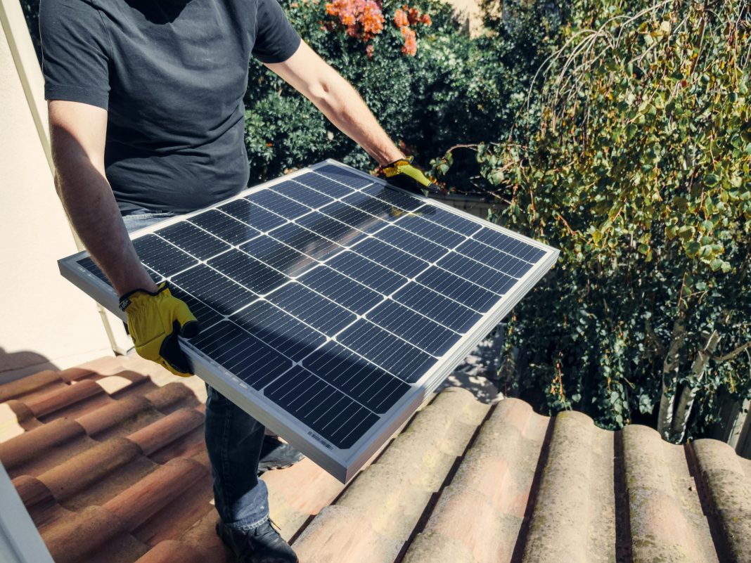Sonnenenergie auf dem Haus Foto: Pexels/ Kindelmedia