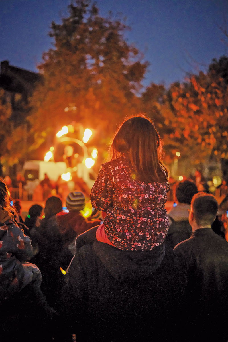 Internationales Erzählfestival: Die fulminante Abschlussshow auf dem Bibliotheksplatz 