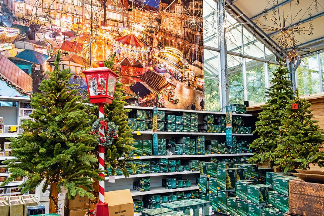 Bei Blumen Peters am Weserpark winkt ein weihnachtlicher Laternenpfahl