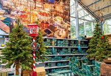 Weihnachtswelt bei Blumen Peters am Weserpark Bei Blumen Peters am Weserpark winkt ein weihnachtlicher Laternenpfahl