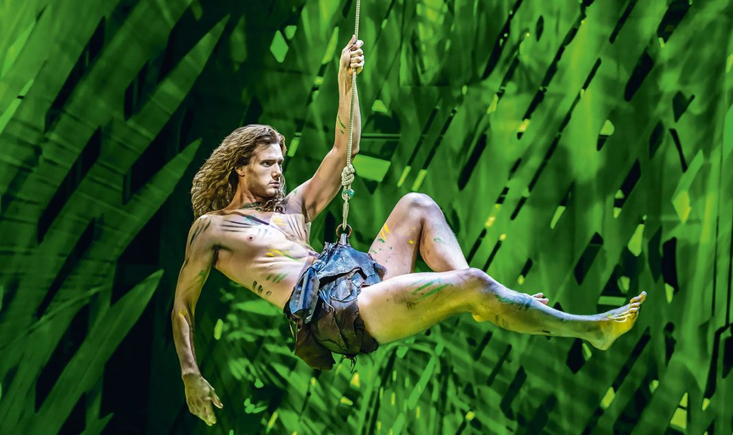 Tarzan schwingt sich durch den Urwald