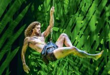 Disneys Musical TARZAN Tarzan schwingt sich durch den Urwald