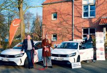 cambio CarSharing – Gemeinsam unterwegs v.l.: Stephan Korte, Bgm. Gemeinde Stuhr, Vanessa Kanther, Fachdienstleitung Organisation und Lasse Schulz, Geschäftsführer cambio Bremen