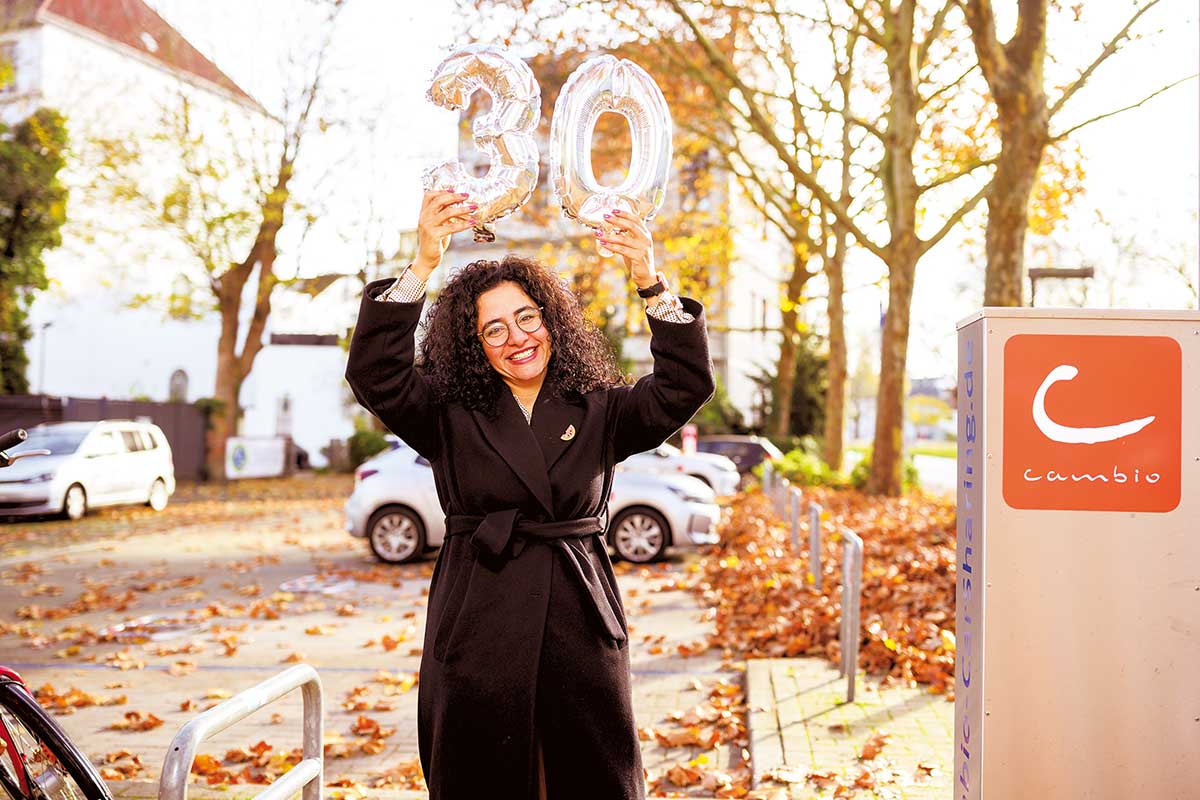 Shahrzad Tajali vom Mädchenhaus Bremen - Kunde Nr. 30.000 von cambio CarSharing