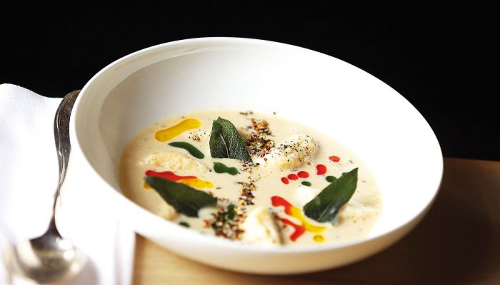 Geeiste leichte Creme von Weißen Bohnen mit Ricotta- Gnocchi, Salbei, Pfeffer und aromatisierten Ölen