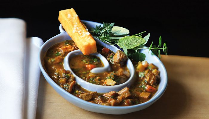 Amuse Bouche: Leichtes Lammragout und ‘Panisse’ (Kichererbsenpommes) aromatisiert mit gebranntem Heu