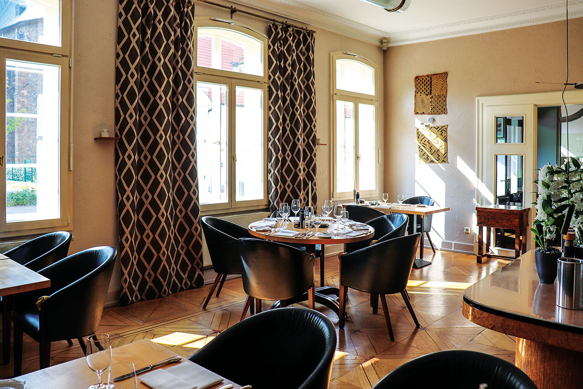 Pades Restaurant lädt mit seiner angenehmen Inneneinrichtung zum Essen ein