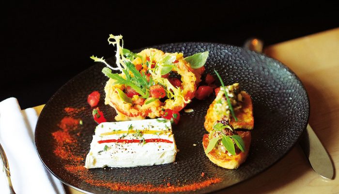 Ziegenfrischkäse-Terrine mit gebackener Paprika, Tomate und 2 Tapenade-Crostini