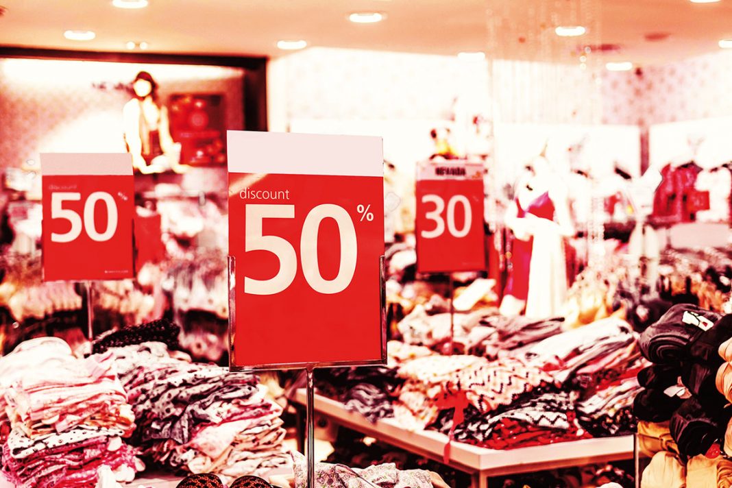 Reduzierte Ware mit roten Preisschildern ausgezeichnet.
