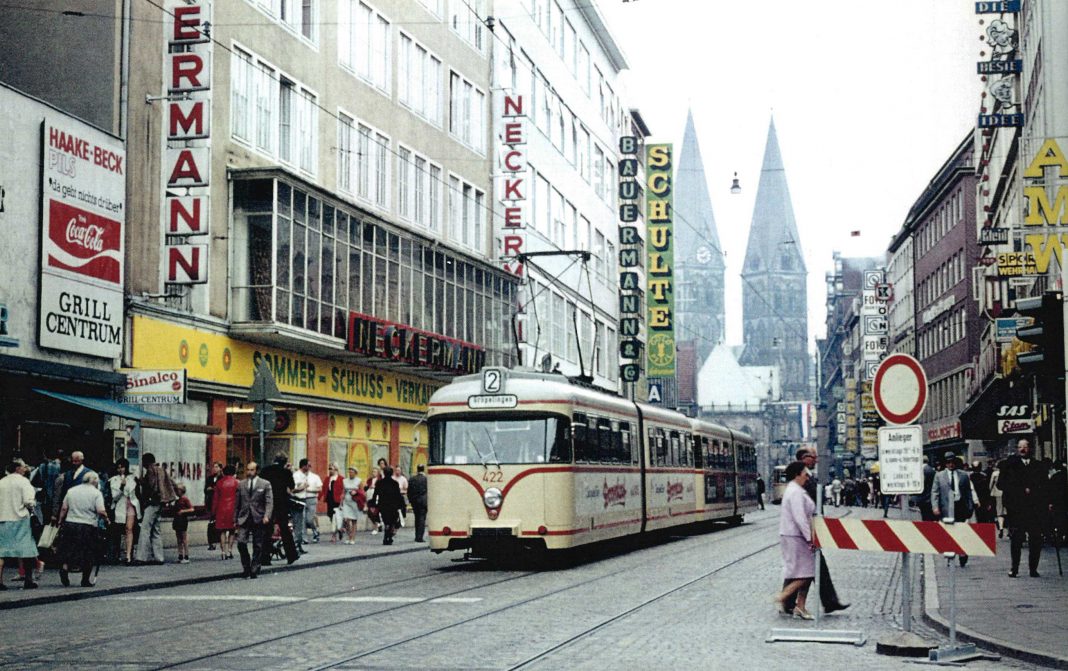 Der 1959 beschaffte 'Triebwagen 446' in der Obernstraße Foto: Freunde der Bremer Straßenbahn e.V.