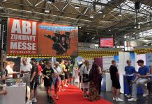 ABI Zukunft Messe Bremen Menschen laufen über das Messegelände der ABI Zukunft Messe