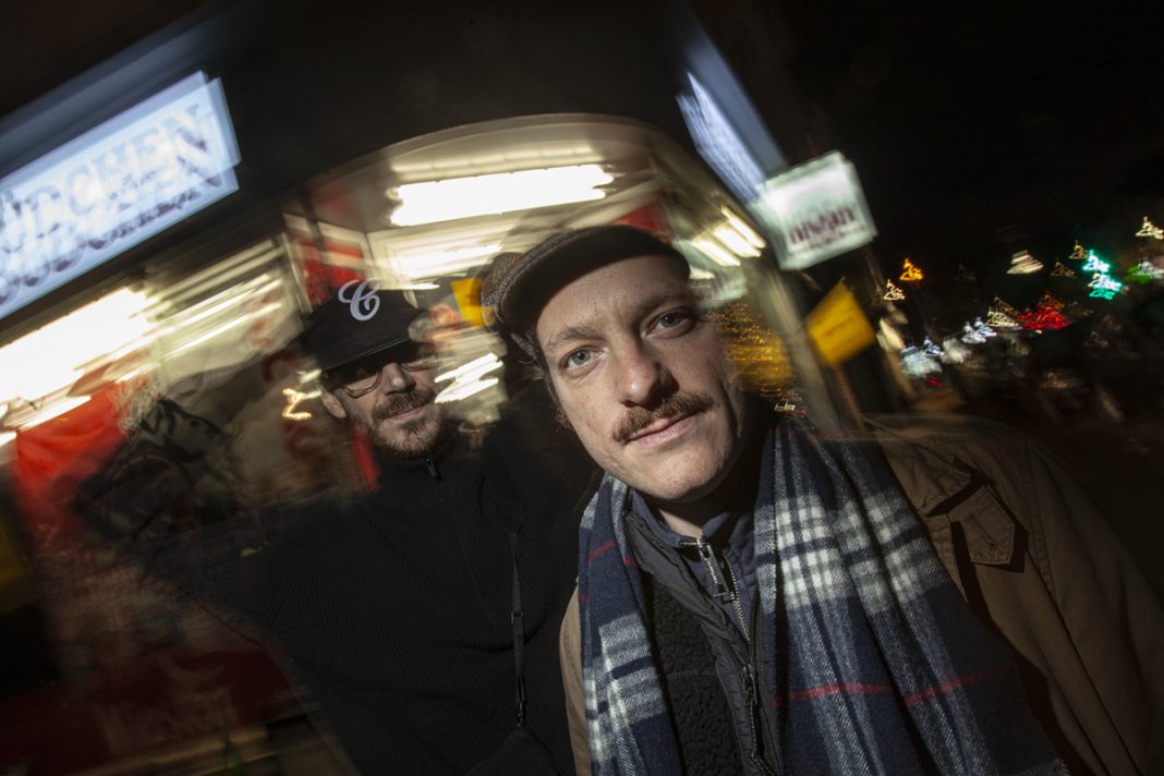 Retrogott und Hulk Hodn gucken direkt in die Kamera