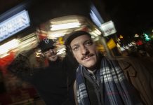 Retrogott & Hulk Hodn Retrogott und Hulk Hodn gucken direkt in die Kamera