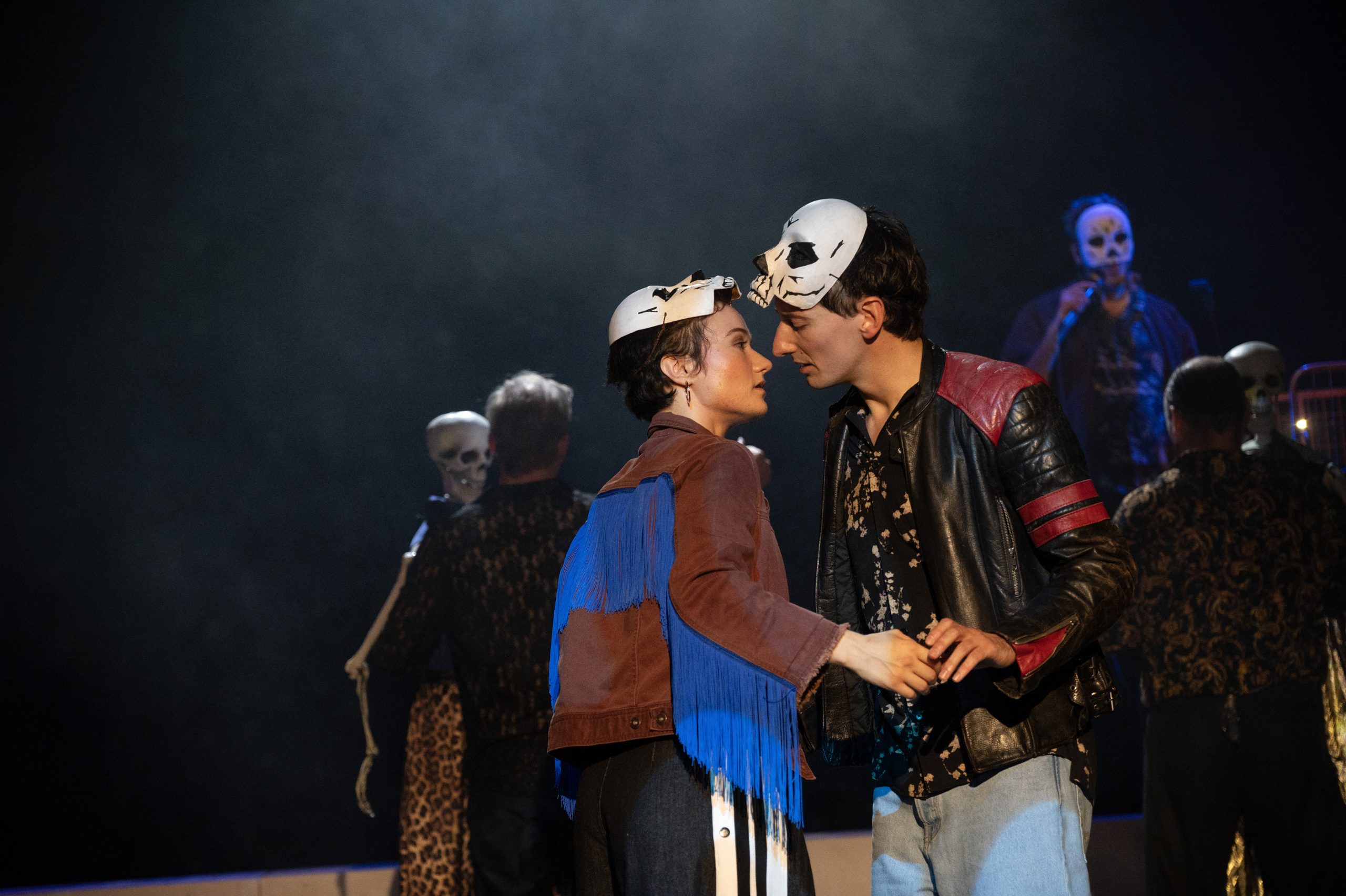 Romeo und Julia kurz davor sich zu Küssen