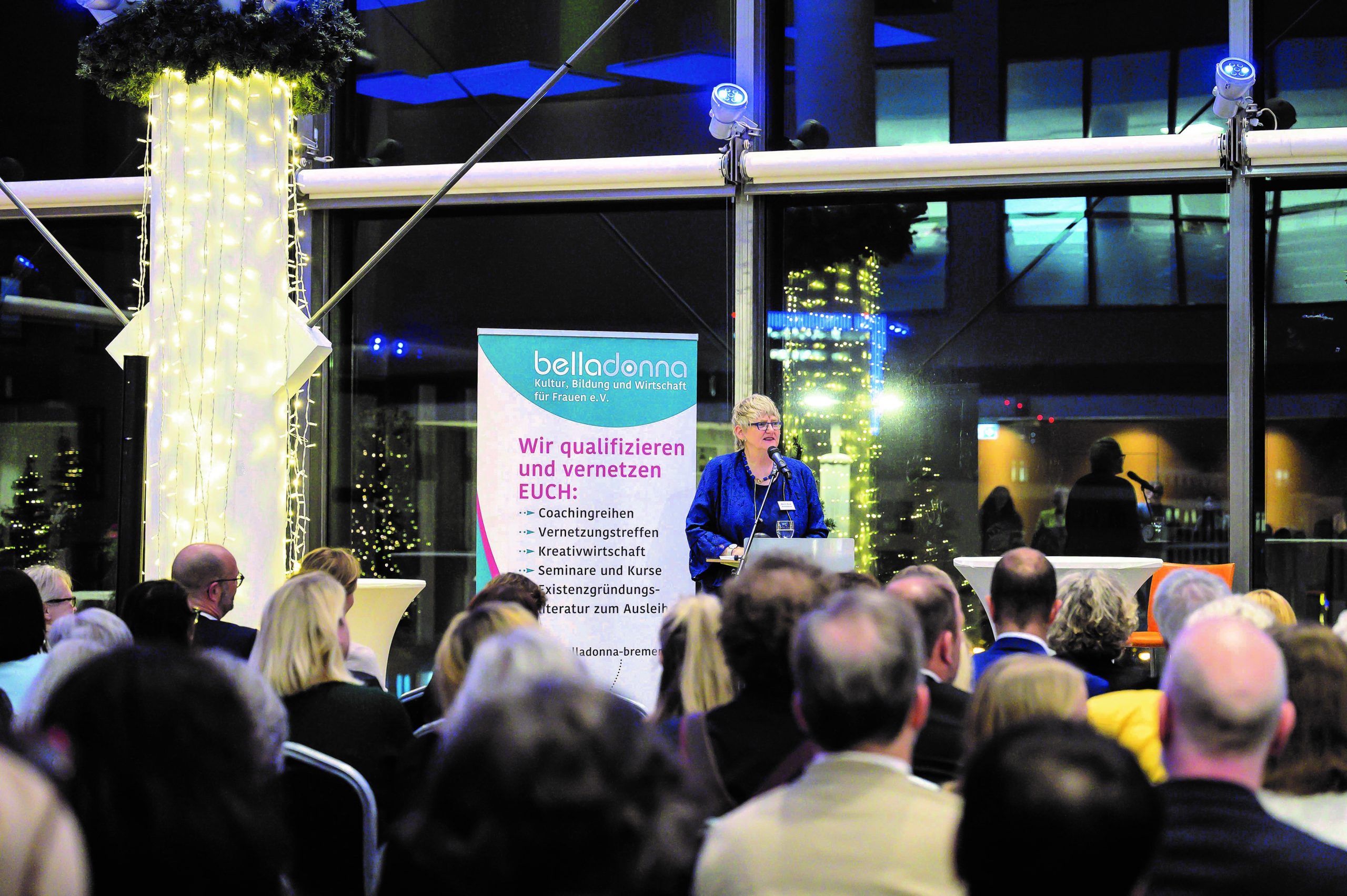 belladonna Mitgründerin Maren Bock steht hinter Redepult und spricht in Mikrofon bei der Verleihung des Gründerinnenpreises