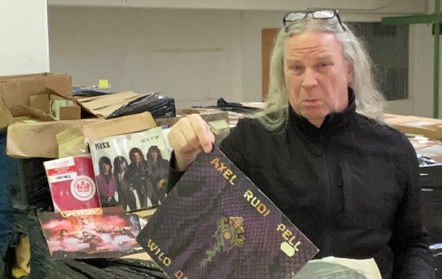 Hot Shot_Norbert Fecker Norbert Fecker zeigt beschädigte Ware Foto: Norbert Fecker