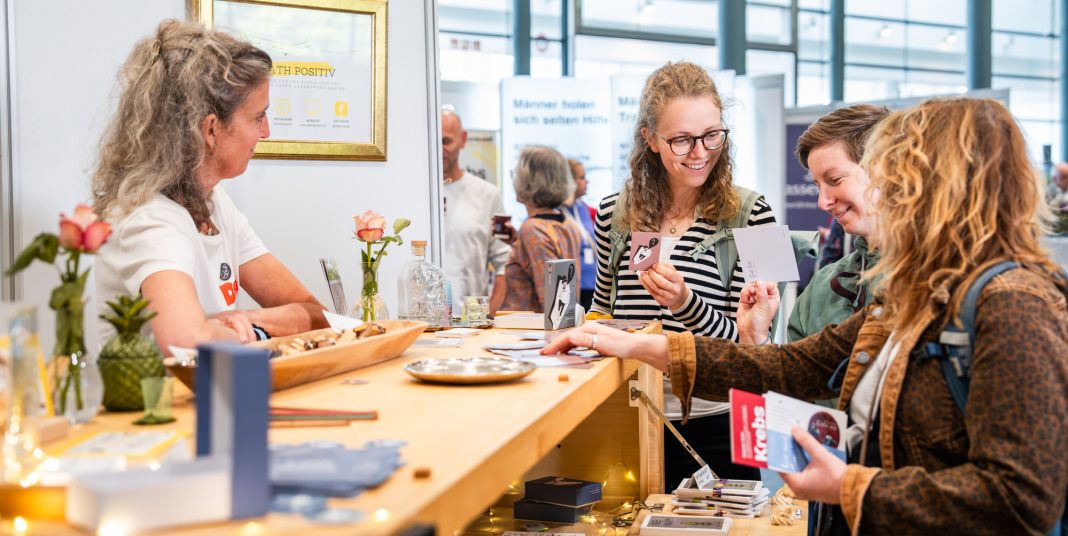 Buntes Treiben auf der Messe Foto: dotsnboxes