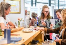 ‘Leben & Tod’ – Messe lädt Interessierte ein Buntes Treiben auf der Messe Foto: dotsnboxes