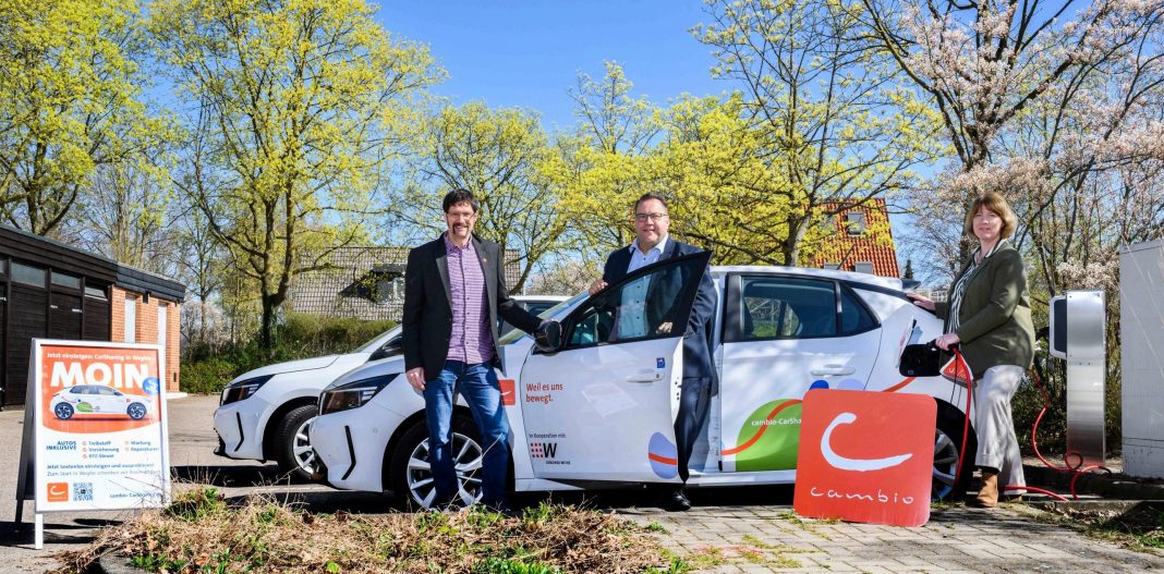 Eröffnung der Station in Weyhe. v.l.n.r.: Fleming Erdwiens, Standortmanager cambio Bremen, Frank Seidel, Bürgermeister Gemeinde Weyhe und Kirstin Taberski, Klimaschutzmanagerin. Foto: Kerstin Rolfes/cambio