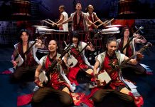 Interview: Yamato – The Drummers of Japan Yamato in voller Formation Foto: Stephane Le Breton